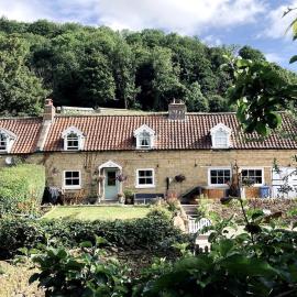 Robins Cottage cosy home hot tub quiet village