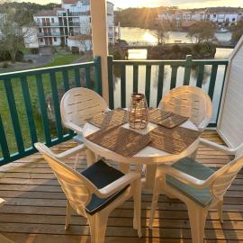 Fleurs du lac studio 2 adultes et 2 enfants avec terrasse vue sur le lac et accès parc aquatique gratuit, hotelli kohteessa Talmont