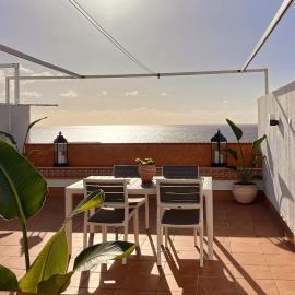 Sunset By The Sea - Modern Apartment with Ocean Views، فندق في كانديلاريا
