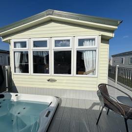 Sunnymede - B8 on Fantasy Island caravan with hot tub, WiFi, pet friendly - Meadow Lakes Caravan & Lodge Hire, hotel v destinácii Ingoldmells