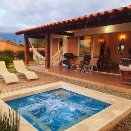 Casa Campestre en zona exclusiva con Jacuzzi, a 10 min del aeropuerto, 20 min parque del café, WiFi, parqueadero privado, vigilancia 24 hrs y amplias zonas sociales