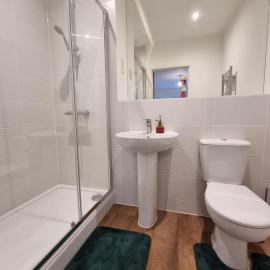Modern Double Room with Ensuite near Slough Station