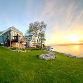 The Sunset Cottage - Lakefront with Private Beach, hotel a Geneva