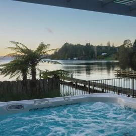 Lakefront Oasis, hotel in Okere Falls