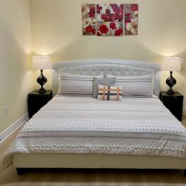 Victoria Family Vacation Home - King Bed Private Yard BBQ Deck Gazebo - 4 Minutes To The Falls