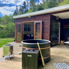 Soul Forest Cabin Nature Retreat with Hot Tub، فندق في سيدجفيلد