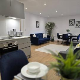 Snuggle Inn Serviced Apartments, Great choice for large groups, Contractors, Business Executives and Family Vacations in the stunning valley of Surrey Hills, secure Private Parking, Offering Easy Train Access to London, Gatwick airport, M25, hótel í Warlingham
