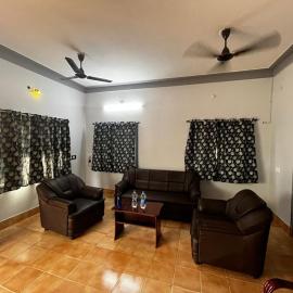 Madura Homestay - Gorgeous Home with 2BHK 5 minutes from NH44, hotel in Madurai