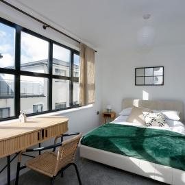 Stylish Seaside Stay - Spacious Ramsgate Apartment - New Build, Underfloor Heating, Perfect Location, hotel in Ramsgate
