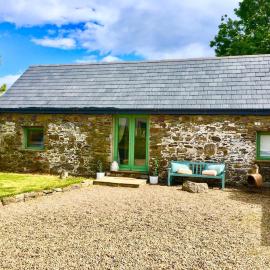 The Cowshed Cottage on The Greenway، فندق في دونغارفان