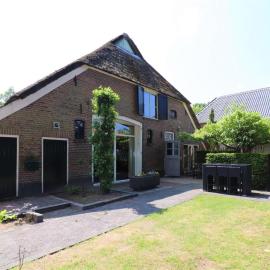 Sfeervolle Vakantieboerderij met sauna, hotel v destinácii Dalerveen