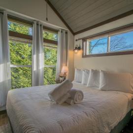 Gorgeous 1BR Tiny Home with Pool and Bocce, hotell sihtkohas Flat Rock
