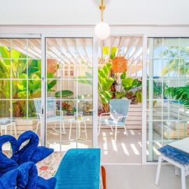 Luxury 3bd villa with premium amenities, jacuzzi, private parking, hotel in Palm-Mar