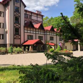 Sherwood Hotel, hotelli kohteessa Dovgomostys”ka