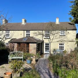 Vauxhall Cottage, Chepstow - 4 Bedroom Pet-Friendly Home with Private Fenced Garden, Walk to Town and Castle, hotelli kohteessa Chepstow
