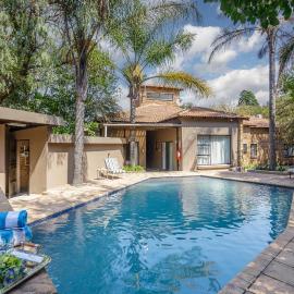 Moyres Guest House, hotel i Witbank