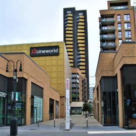 Room with private bathroom, Near Heathrow Airport, Tube Station, Shops, Cinema in shared flat, hotelli kohteessa Hounslow