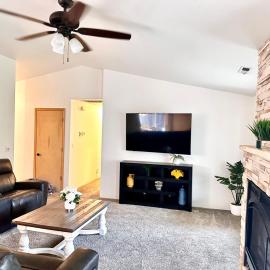 Medford में, होटल HOT TUB! King Bed-Firepitt-Near Airport& Freeway