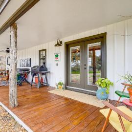 Large Yard + Pond: Fayetteville Rural Retreat, ξενοδοχείο σε Roznov