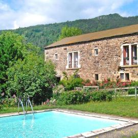 Rural Pool Retreat in the Hills, khách sạn ở Retournac