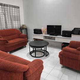 Putera Indah Homestay Batu Pahat 13 pax by Ngio, hotel in Batu Pahat