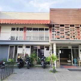 Yutaka Inn 98 Kutisari、スラバヤのホテル