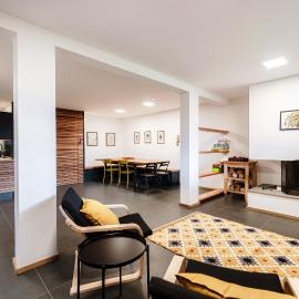 Modern Flat by Quokka 360 - In the Hills Bordering Italy, hôtel à Vacallo