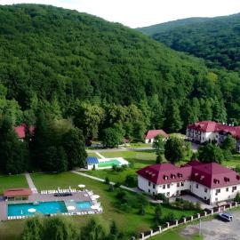 Bogolvar Retreat Resort - Курорт для усамітнення "Богольвар", hotel di Antalovtsi