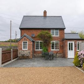 The Old Railway cottage with hot tub, hotel in Burnham Market
