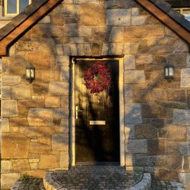 Rostrevor Valley 5-Br Sleeps 10 w Hot Tub & View