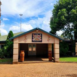 Sunrise Serenity Guest House, hotel di Lydenburg