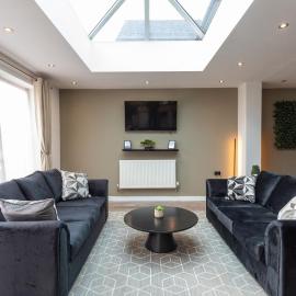 Brand New 5 Bed Home With Snooker Table, Wolverhampton: Wolverhampton şehrinde bir otel