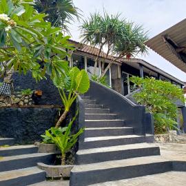 Karlie Inn, hótel í Pulau Watualawang