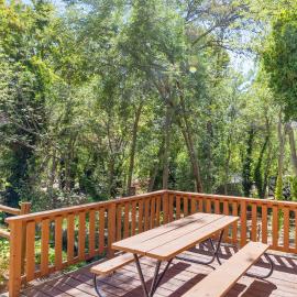 Deluxe little cabin 2 min stroll to Kern River, hotel in Kernville