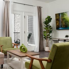 Golden Sun Spacious 1BR Pond View King Bed WFH Gym – hotel w mieście Whitestown