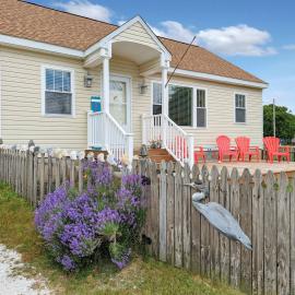 Shell Cottage - Pet friendly, Hot tub, Fenced yard!, Hotel in Birch Town