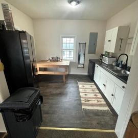 Quaint cottage near Local and State Parks and Minutes from Laurel Cove and Bell Theatre, hotell sihtkohas Pineville