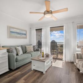 Ocean Front Condo with Private Water Front Balcony, hotel in Hilton Head Island