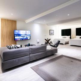 Modern Loft with Park Like Setting View, hotel din Kirkland