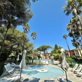 BADINE BEACH Balnéo, Clim & Piscine, hotel a Hyères