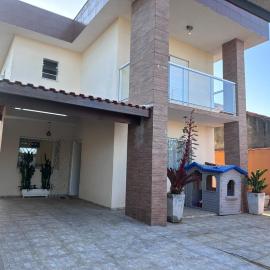 Sobrado top com piscina, espaço gourmet, próximo à praia com Ar Condicionado