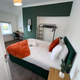 Spacious 4 Bed Home - Great Location - Large Driveway, Garden, Fast WiFi & Smart TV's, hotel in Stockton-on-Tees