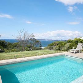 Stunning Ocean Views and Pool、Hardys Bayのホテル