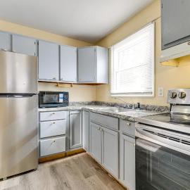 Near Hospitals: Home w/ Yard in Albany!, hotel u gradu Olbani