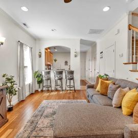 Cozy 2B Townhouse - King Bed