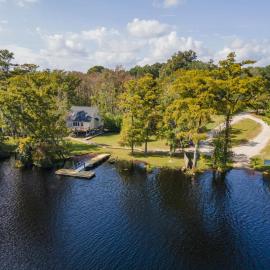 Waterfront Treehouse on the Cape Fear with Dock, hotelli kohteessa Rocky Point