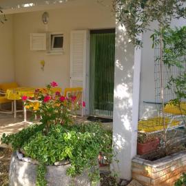 Apartment Free Parking Big Garden, hotelli kohteessa Peroj