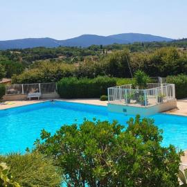 F2 apartment in residence with swimming pool, hotell i Cogolin