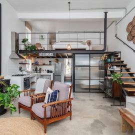 The Old Shop loft apt in the heart of Kalk Bay、カーク・ベイのホテル