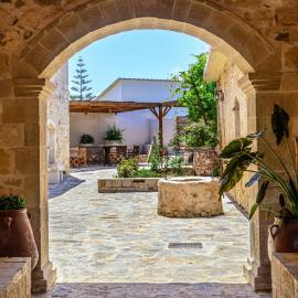 Antama Living, Luxe Stonehouse with Pool & BBQ